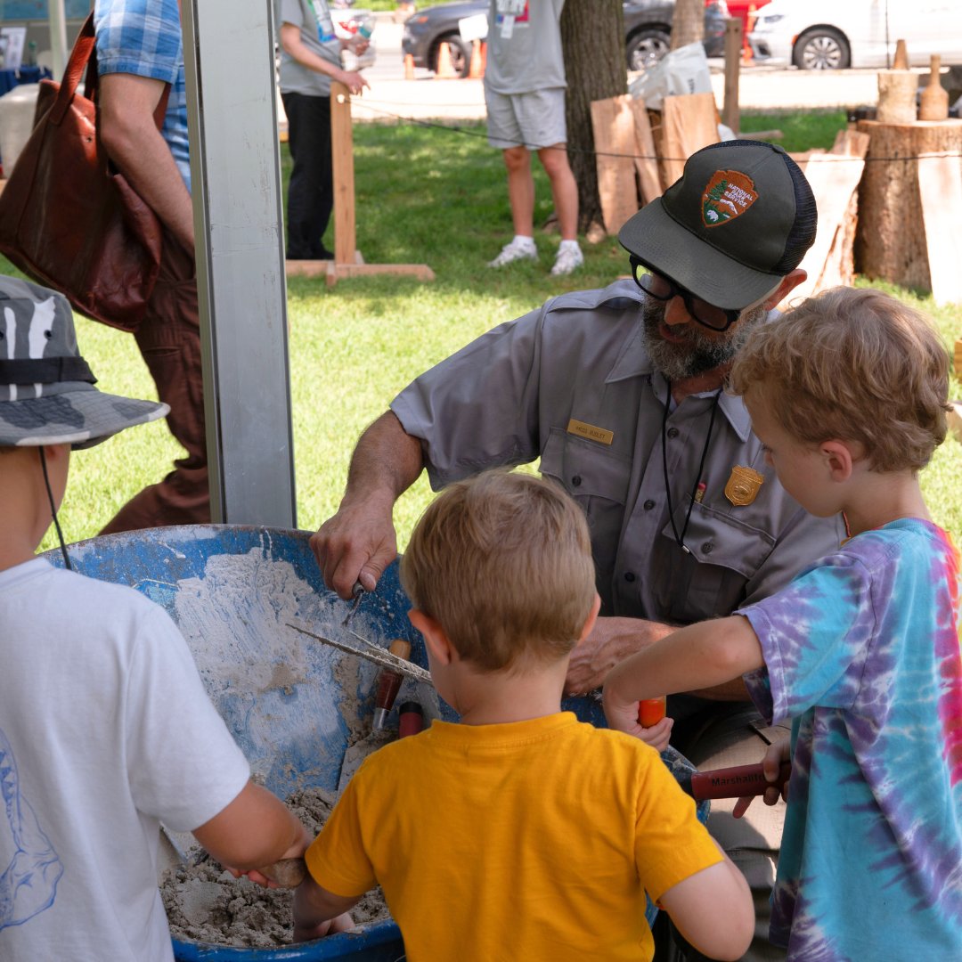 SmithsonianFolk's tweet image. What ‘wood’ we do without historic preservationists? 🪵
At the #2025Folklife Festival, mentors and apprentices from the @NatlParkService Historic Preservation Training Center demonstrated traditional Appalachian-style log building and historic masonry: s.si.edu/4lFQteB
