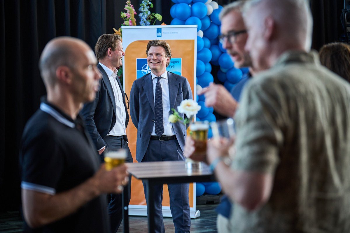 DefensieMin's tweet image. Na weken- of zelfs maandenlang keihard werken hebben zij wel vakantie verdiend:
Duizenden medewerkers van politie, marechaussee, Defensie, BuZa, gemeenten, Schiphol en vele anderen: dankzij jullie was de NAVO-top zo’n enorm succes!
Nogmaals aan iedereen: heel erg BEDANKT!