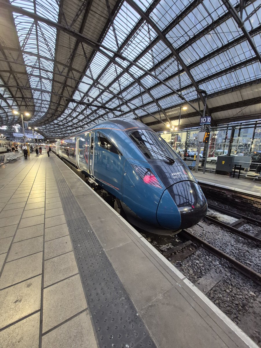 Westfield113594's tweet image. 807 004 at Liverpool Lime Street 13th June 2024 my pic #LiverpoolLimeStreet #class807
