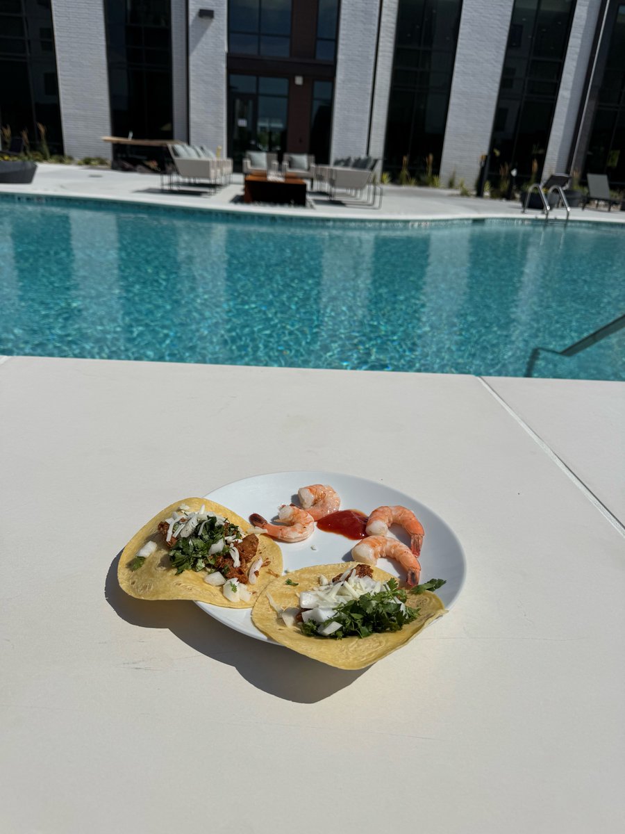 What are some of your favorite poolside foods for summer? Here we have shrimp cocktail 🍤 and chicken birria tacos 🌮.