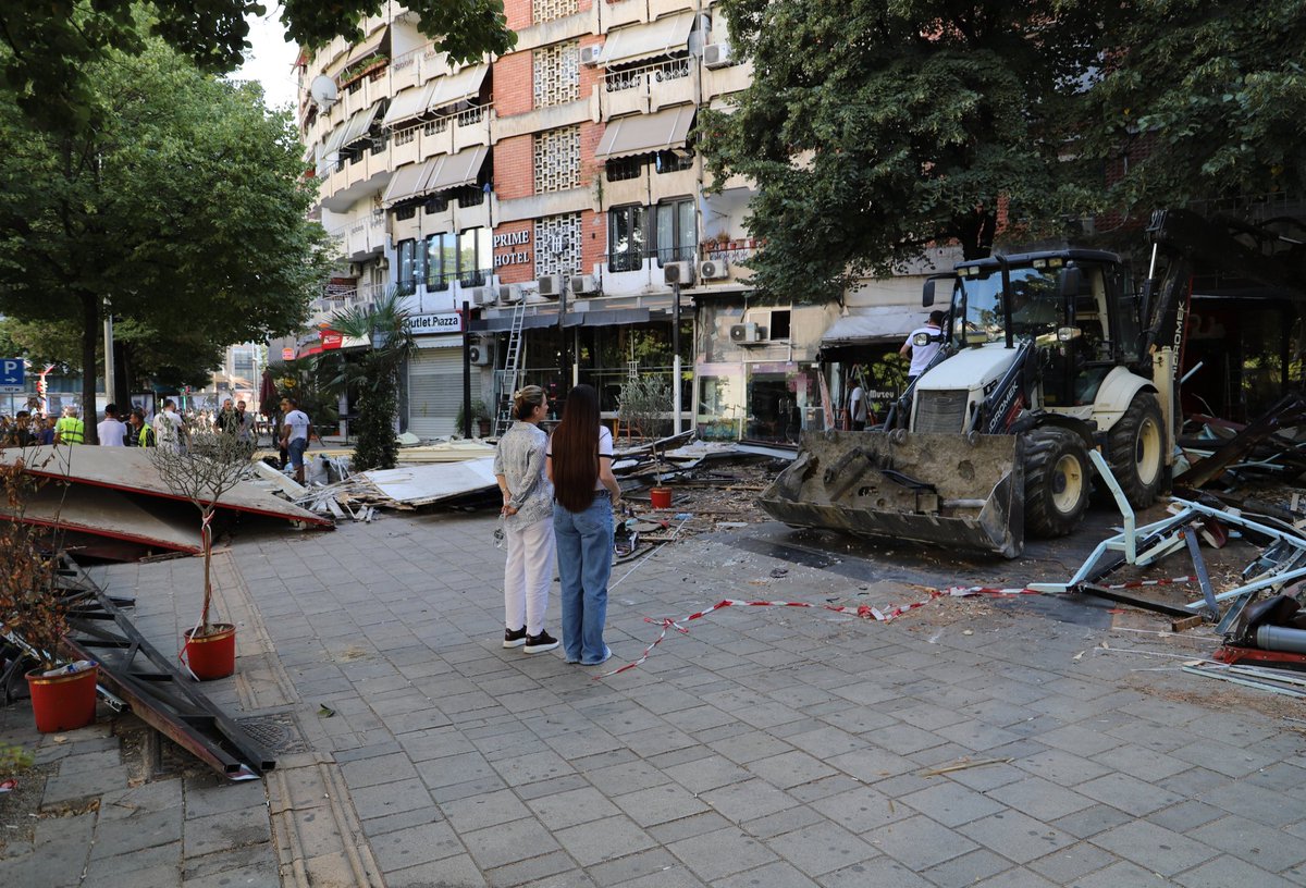 UedaKaci's tweet photo. Mund të thoni shumë gjëra, por jo që kjo nuk duhej bërë. Kjo duhej, dhe duhej bërë sa më parë.
E kjo “sa më parë” po ndodh tani.
Kaosi i këtij Korriku do të ja vlejë, për çdo Korrik që vjen. 🙏✨️
#imtnedetyre👷‍♂️👮‍♀️ https://t.co/4xZxSGiXrl