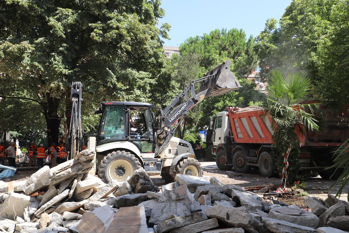 UedaKaci's tweet photo. Mund të thoni shumë gjëra, por jo që kjo nuk duhej bërë. Kjo duhej, dhe duhej bërë sa më parë.
E kjo “sa më parë” po ndodh tani.
Kaosi i këtij Korriku do të ja vlejë, për çdo Korrik që vjen. 🙏✨️
#imtnedetyre👷‍♂️👮‍♀️ https://t.co/4xZxSGiXrl