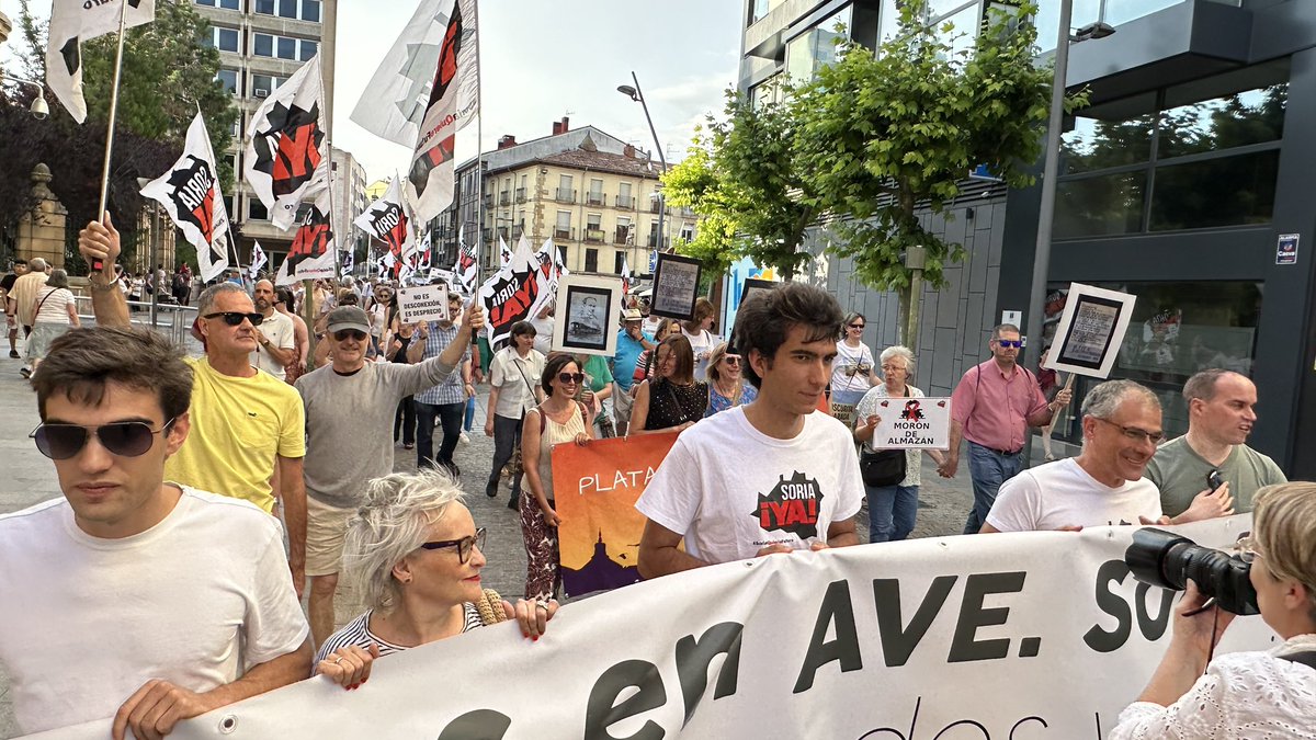 📢🚂 Como no podía ser de otra manera, el tren de la manifestación en defensa del tren en Soria ha salido con un retraso de 10 minutos.

Seguimos hasta El Cañuelo.