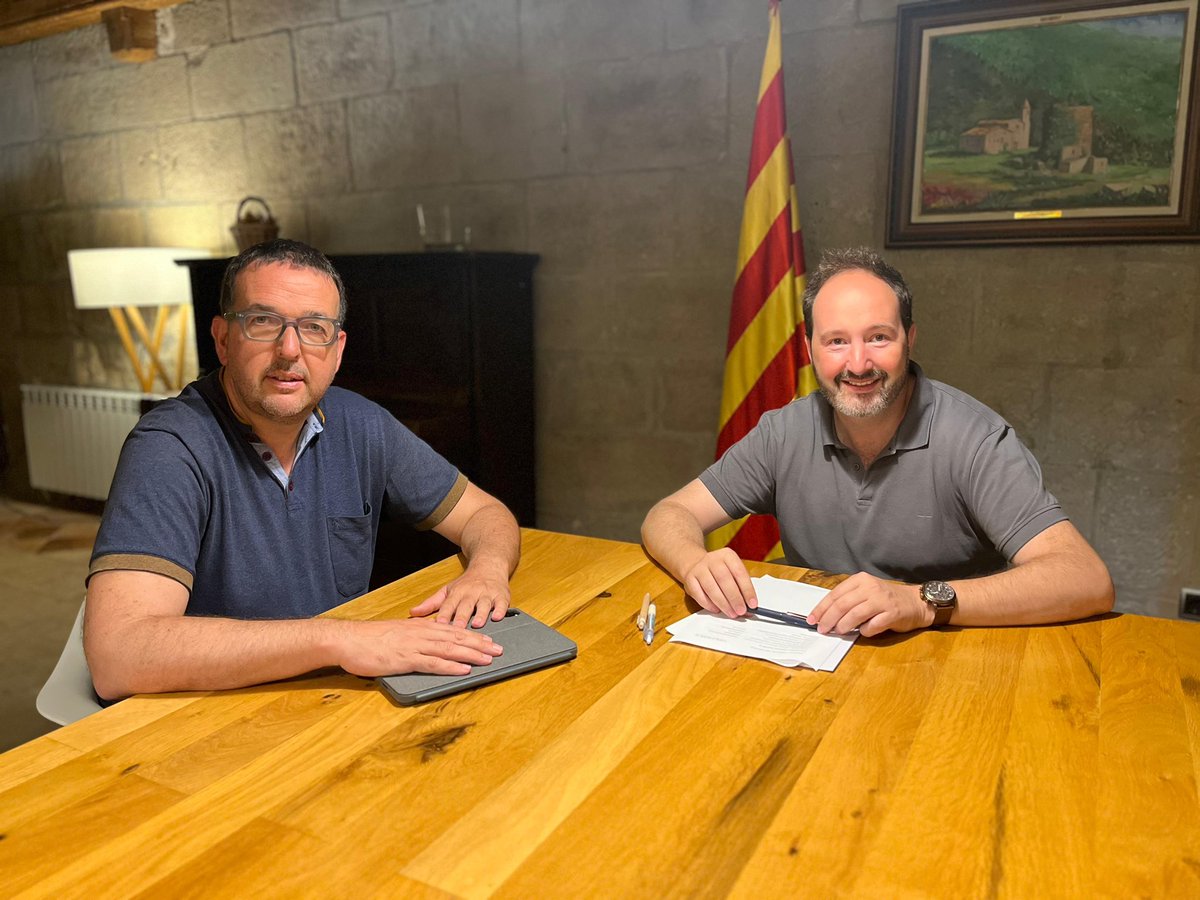 albertcastellsv's tweet image. Un país que no cuida i estima al seu món rural, no té present ni futur. Avui m'he reunit amb en Joan Solà, alcalde de Riner i president de @Micropobles per coordinar estratègies, l'agenda rural i la protecció i defensa de la pagesia, una prioritat estratègica també per Vic i el…
