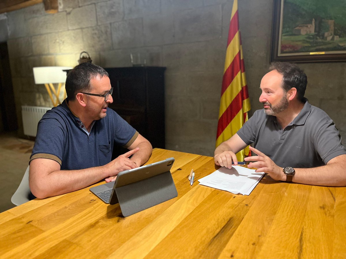 albertcastellsv's tweet image. Un país que no cuida i estima al seu món rural, no té present ni futur. Avui m'he reunit amb en Joan Solà, alcalde de Riner i president de @Micropobles per coordinar estratègies, l'agenda rural i la protecció i defensa de la pagesia, una prioritat estratègica també per Vic i el…