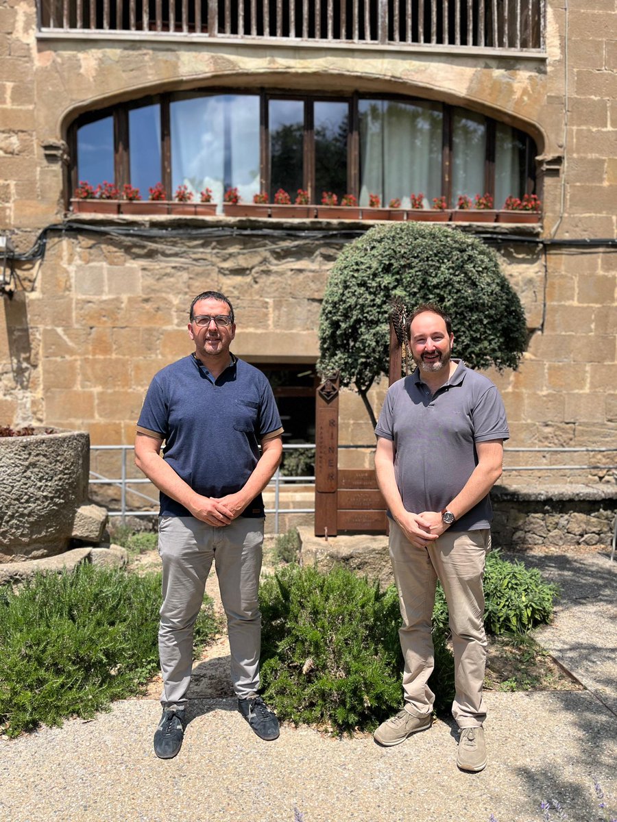 albertcastellsv's tweet image. Un país que no cuida i estima al seu món rural, no té present ni futur. Avui m'he reunit amb en Joan Solà, alcalde de Riner i president de @Micropobles per coordinar estratègies, l'agenda rural i la protecció i defensa de la pagesia, una prioritat estratègica també per Vic i el…
