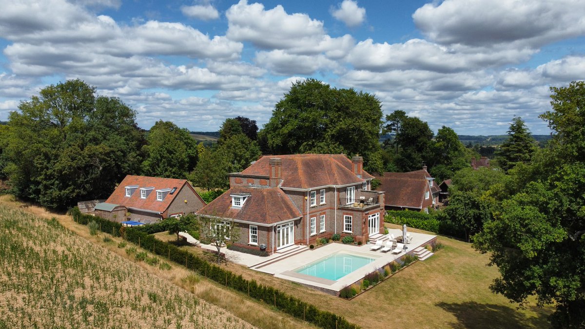 JamieLedwith's tweet image. Just a little fly around with the drone this week...

#photography #homedesign