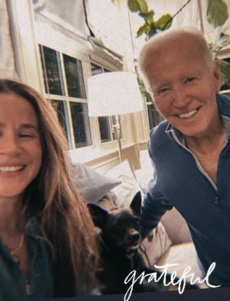 DidJosephDie's tweet image. No
Here he is pictured with his daughter Ashley Biden.