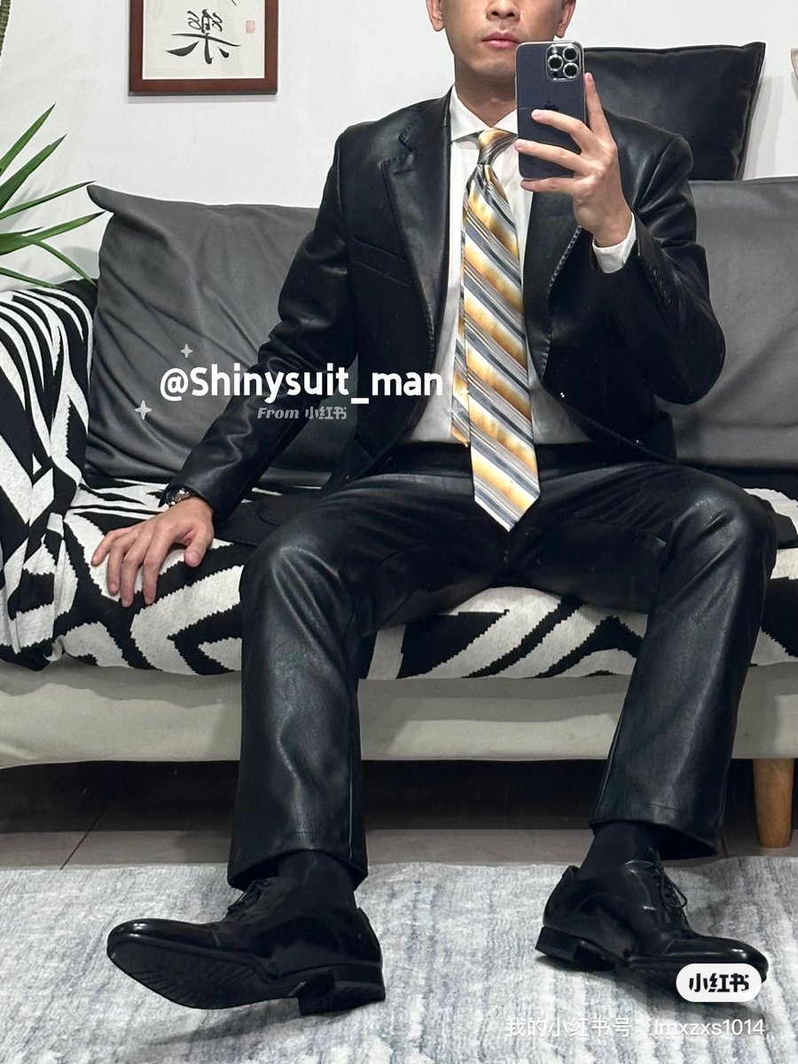 Full leather suit man🥵
#shinysuit #leather #leatherman #leatherfetish #leatherboots #leathermaster