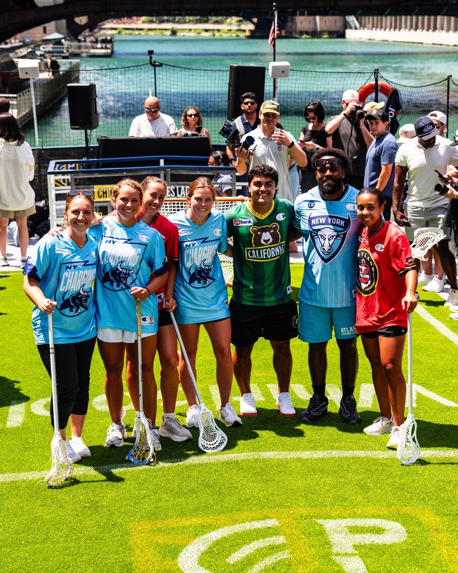 MarylandWLax's tweet image. 𝐓𝐞𝐫𝐩𝐬 𝐥𝐨𝐯𝐞 𝐭𝐡𝐞 𝐰𝐚𝐭𝐞𝐫 🐢
History made in Chicago as @LizzieColson and @wlacrosseleague hit the river for the first lacrosse game on water!