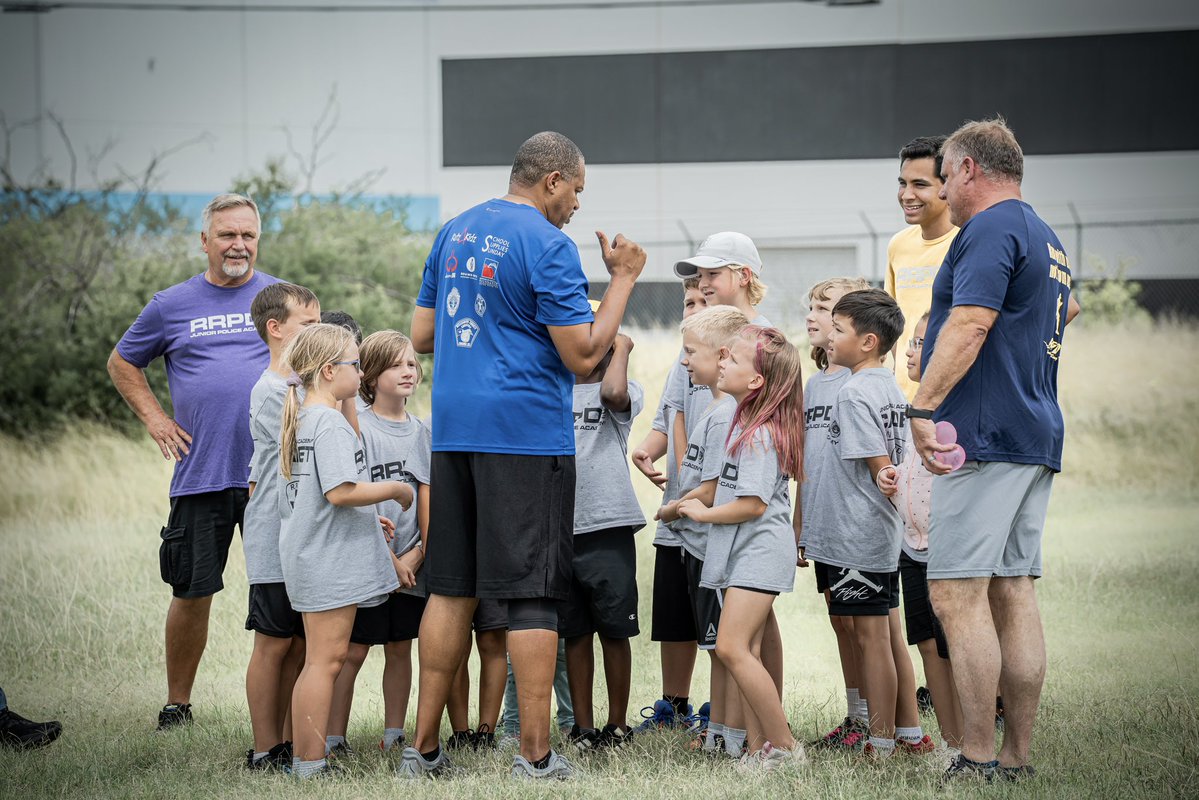 roundrockpolice's tweet image. Congrats to our 57th Junior Police Academy graduates—this group brought the energy!
#RoundRock #Police #JuniorPoliceAcademy #JPA #UnityInOneCommUNITY