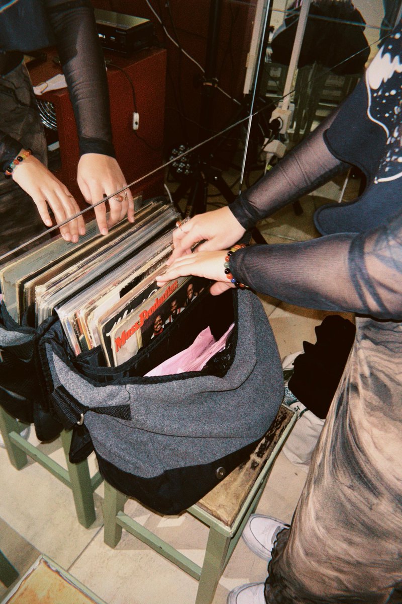 fiz o meu primeiro evento como DJ Risoflora e estou mais feliz que o kel com refrigerante de laranja !!!!!