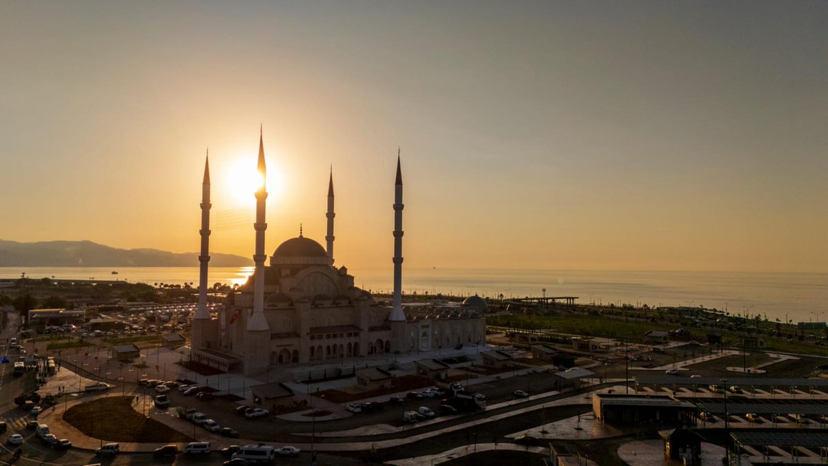 hc_huseyincelik's tweet image. 🗓️ Bugün, Değerli Dostum Çevre Eski Bakanı Sayın Erdoğan Bayraktar’ın, merhume Annesi Hanife Bayraktar adına yaptırdığı Hanife Hatun Camii’nin açılış merasimi için Trabzon’daydık.🕌
— Bu muhteşem eserin ortaya çıkmasında emeği olan herkesi tebrik ediyorum.
— Bu eser, şimdiden…