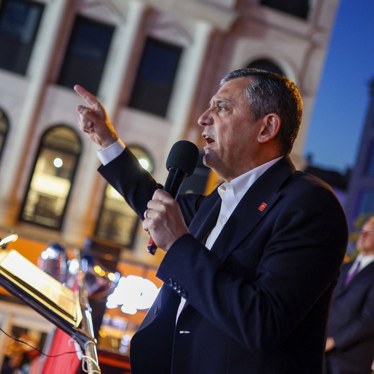 Özgür Özel:

"İletişim Başkanlığı, baklava görüntüleri çıktığı zaman bütün vekillere ve bakanlara üzerinde CHP yazan baklava resimleri yolladı. 

İnceledik, gördük ki baklavacı sizin işbirlikçiniz! 

Kaçak içki, uyuşturucu işiyle almışlar, bir ay salmışlar, kumpası kurmuşlar! "