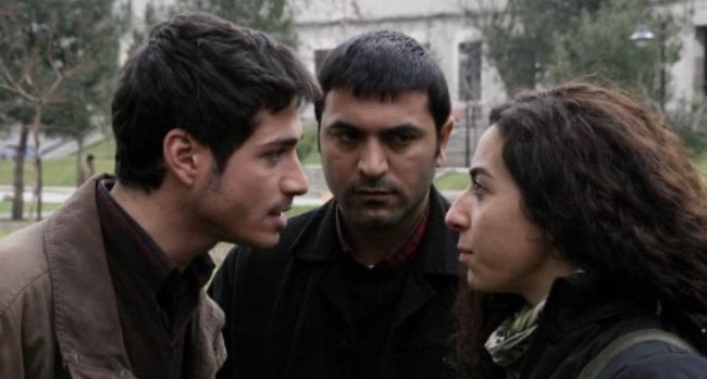 kazanciyokusuu's tweet photo. Bi 10 yaş genç olsaydım ve hayata dair birazcık umudum kalsaydı bu akşam bu filmi yeniden izlerdim. Genç arkadaşlarım siz izleyin, Baran’ın bize anlattığından fazlası var. 

#Bahoz https://t.co/mHadReHpcA