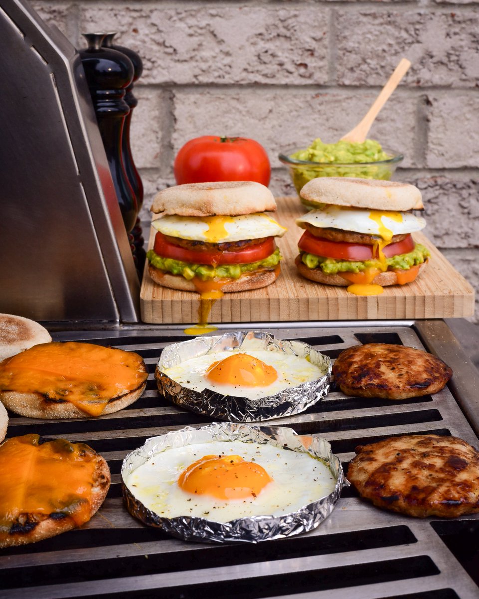 Feel a taste of Summer by grilling eggs in foil on the barbecue, a fun and effective way to prepare breakfast outdoors or when camping! 🍳With just 2 minutes of prep, the grill adds a hint of smokiness giving the eggs a unique flavour🍔 Get the recipe: eggs.ca/recipes/grille…