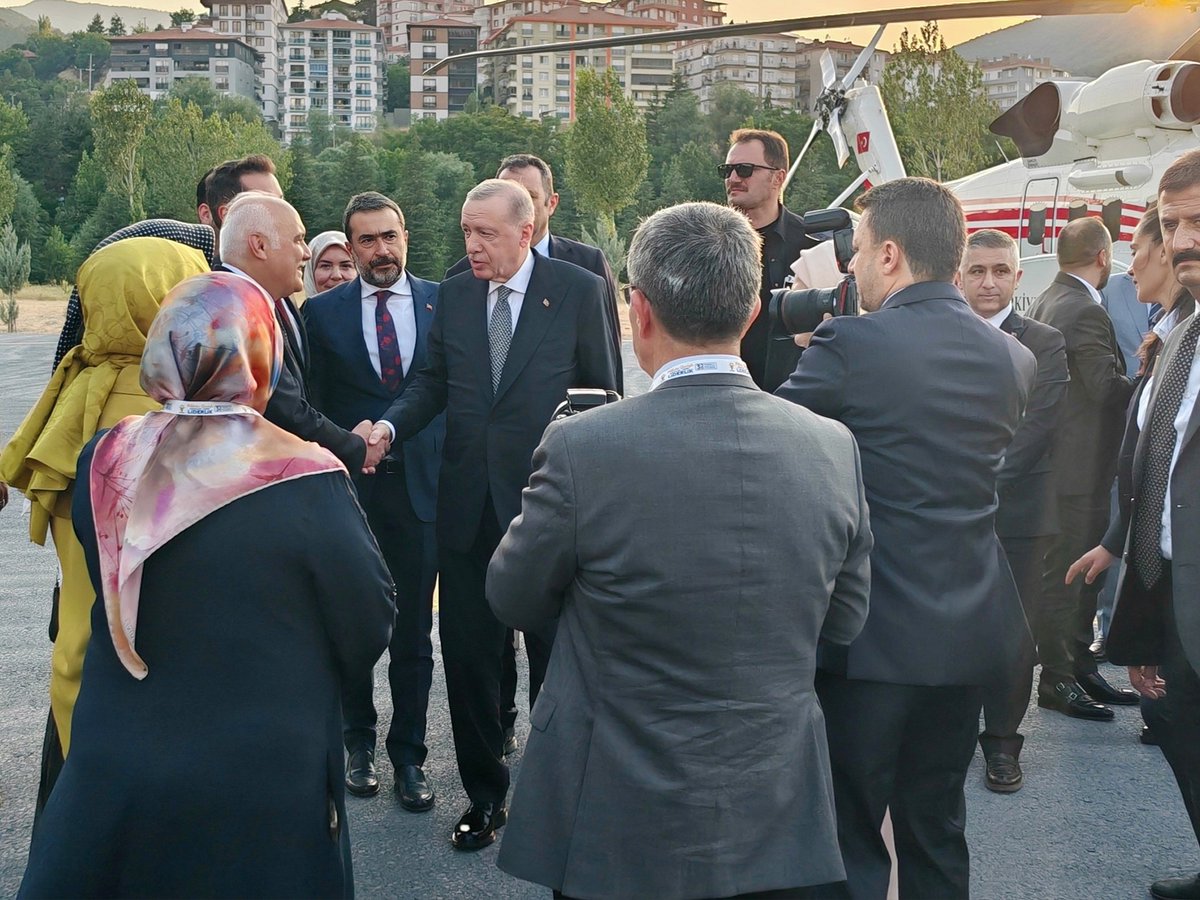 SuleymanAcar06's tweet photo. 📍 Liderimizi ilçemizde ağırlamanın onurunu yaşıyoruz…

Yarın gerçekleşecek Toplu Açılış Törenimiz ve AK Parti 32. İstişare ve Değerlendirme Kampı öncesinde, Cumhurbaşkanımız Sayın Recep Tayyip Erdoğan Kızılcahamam’ımıza teşrif etti.

İlçemize kazandırdığı yatırımlar ve vizyoner bakışıyla her zaman yanımızda olan Sayın Cumhurbaşkanımızı Kızılcahamam’da karşılamaktan büyük bir onur ve gurur duyduk.

Yarın gerçekleşecek tarihi buluşma öncesi, Kızılcahamam bugün bir kez daha devletin en yüksek makamına ev sahipliği yapıyor.

Teşrifleriyle bizleri onurlandıran Sayın Cumhurbaşkanımıza şükranlarımızı sunuyorum.