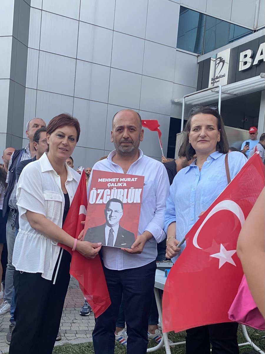 hasanxkoc's tweet photo. Belediye Başkanımız @mmuratcalik a özgürlük için Belediye önünde toplandık. Ona yapılan eziyete, hukuksuzluğa sessiz kalmayacağız. 

Sağlık durumu ortadayken koluna kelepçe vurup yeniden cezaevine gönderen otoritenin karşısındayız!

Çalık başkan onurumuzdur. 🇹🇷🇹🇷🇹🇷
Adalet er ya da geç tecelli edecektir.