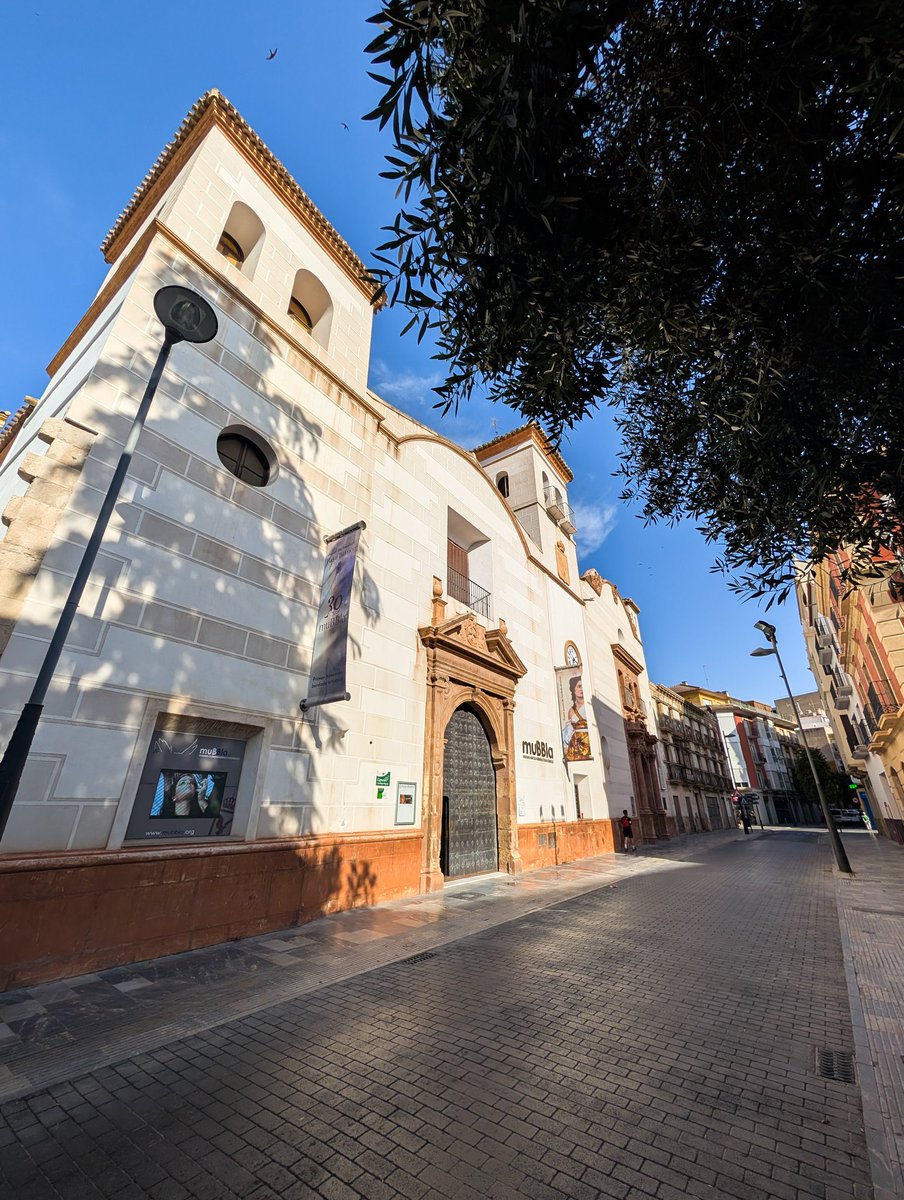 👏 Dos nuevas lonas conmemorativas lucen en la fachada del MuBBla que esté 2025 cumple 30 años de historia.

En ellas podemos leer uno de nuestros grandes orgullos, ser el primer museo de bordados artístico🤍

#30AniversarioMuBBla #SomosBlancos #Museo #RegiondeMurcia