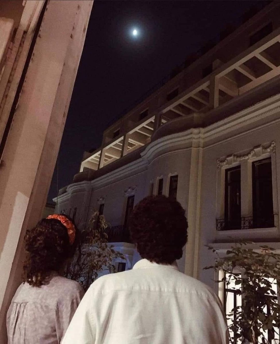 الكنز الحقيقي من وجهة نظري هو إنك تراهن على شخص وميخيبش ظنك أبدًا ❤ .. 

 وكل شوية يثبتلك إنه قد المكانة اللي أنت حطيته فيها وإنه جدير جدًا بيها ، تراهن ومتندمش على ثقتك اللي اديتهاله لأنه دايمًا بيطمنك بكلامه وأفعاله ، شخص يعرف احتياجك من نبرة صوتك .. 

ويبقى حزنك هو عدوه الأول