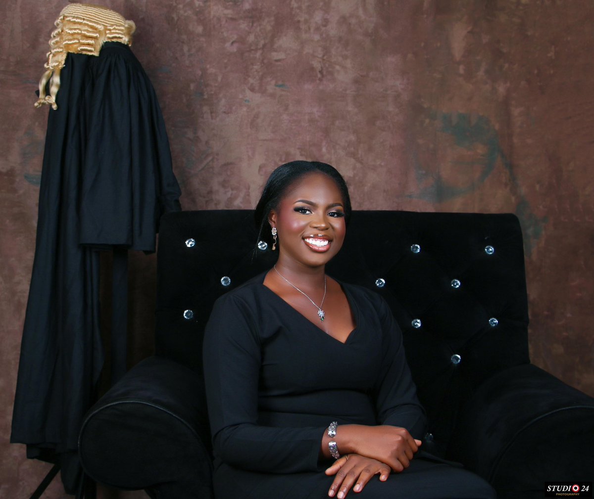 buksrocks540's tweet photo. After 7 years, 156373 crash outs and 50505483939 Jesus take the wheels

Introducing: Oluwabukunmi Mercedes Abraham, Esq.
LLB(Hons), B.L (Barrister and Solicitor of the Federal republic of Nigeria), ACIARB (uk), AICMC

Ps: I would hire me off these pictures alone 🤪
Gassed🤩🤩🤩 https://t.co/sVnBJlMMDg