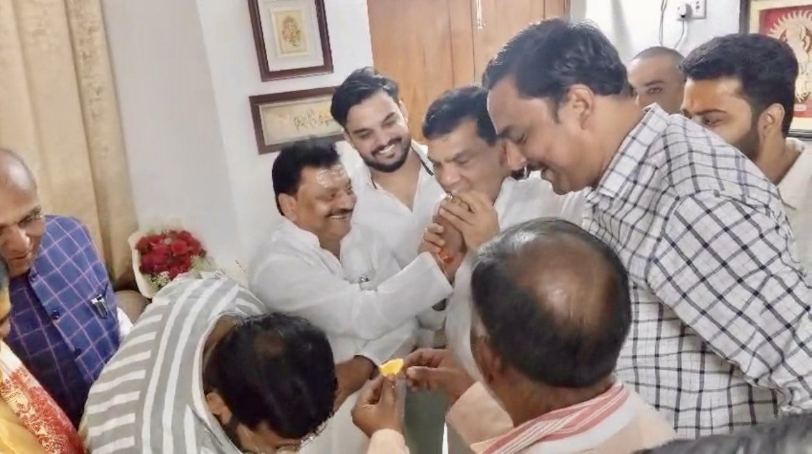 Vijay Kumar Dubey (Modi Ka Parivar) (@vijaydubeybjp) on Twitter photo आज लखनऊ में माननीय कैबिनेट मंत्री उत्तर प्रदेश सरकार श्री ए.के. शर्मा जी को जन्मदिन की शुभकामनाएं दीं।
इस अवसर पर साथी विधायक गण के साथ मिलकर प्रभु श्रीराम से उनके दीर्घायु और उत्तम स्वास्थ्य की कामना की।
<a href="/aksharmaBharat/">A K Sharma</a> आज लखनऊ में माननीय कैबिनेट मंत्री उत्तर प्रदेश सरकार श्री ए.के. शर्मा जी को जन्मदिन की शुभकामनाएं दीं।
इस अवसर पर साथी विधायक गण के साथ मिलकर प्रभु श्रीराम से उनके दीर्घायु और उत्तम स्वास्थ्य की कामना की।
<a href="/aksharmaBharat/">A K Sharma</a>