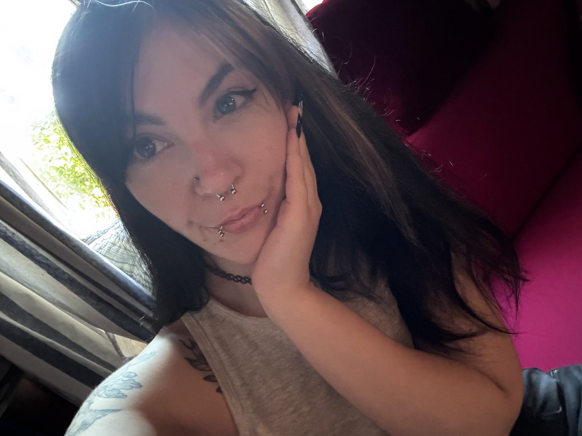 strix_und_bones's tweet photo. Me regalaron otro piercing por el cumple ❤️ https://t.co/K4JhDtP5dA