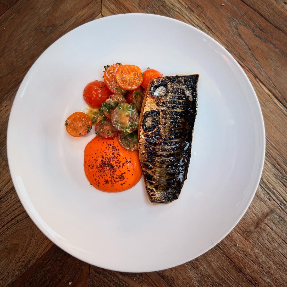 It wouldn’t be a Friday night at Hispi without fish specials and tonight we’ve got two!

🐚 Hand-dived Tarbot scallops with citrus ponzu, radish, pink grapefruit and coriander 
🐟 Torched mackerel, Isle of Wight tomatoes, coriander seed dressing, paprika mayonnaise 

On all night