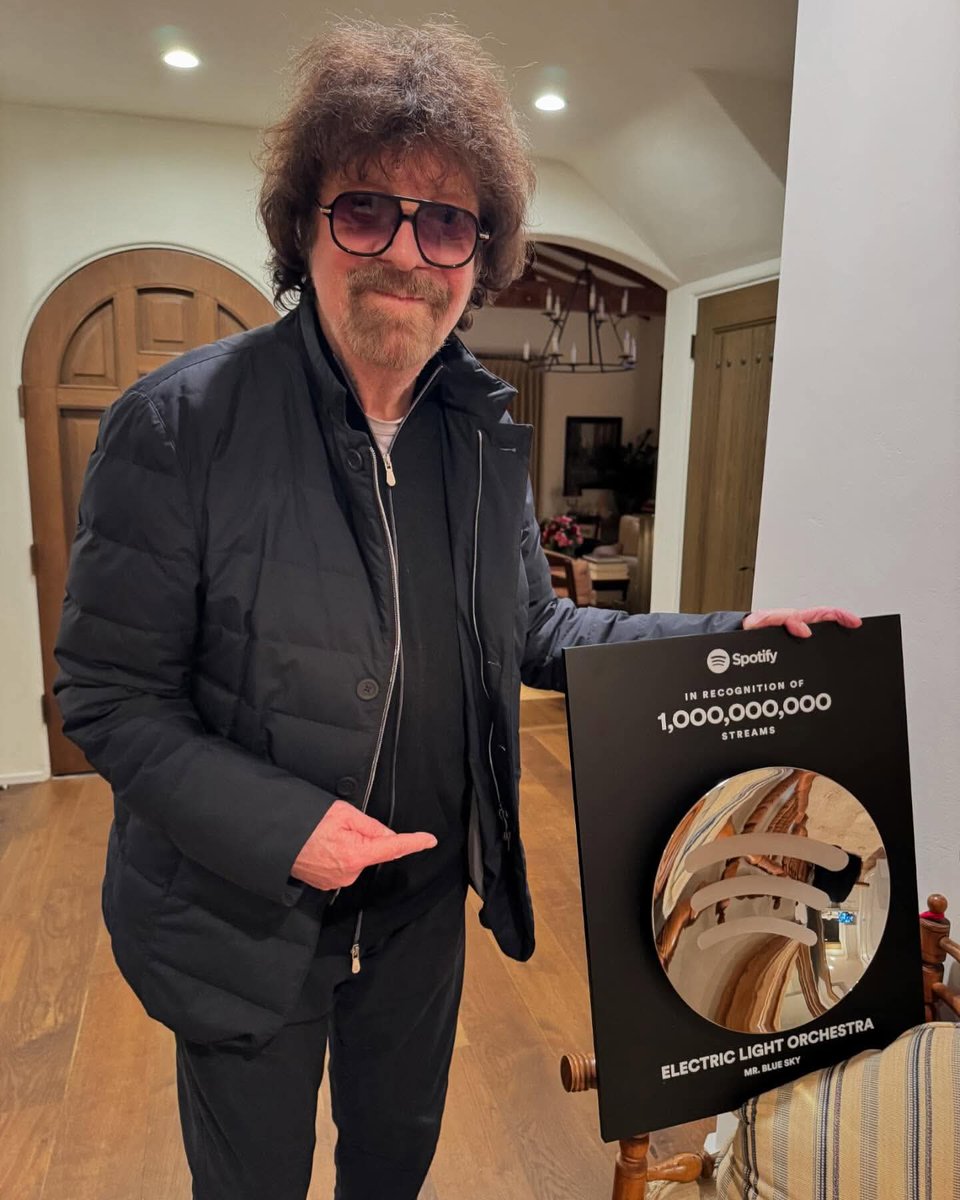 CynicalStudios_'s tweet image. Our musical Ideal @JeffLynnesELO finally gets the recognition he reaches 1 BILLION listeners!
#JeffLynnesELO #ELO_Official #ELO