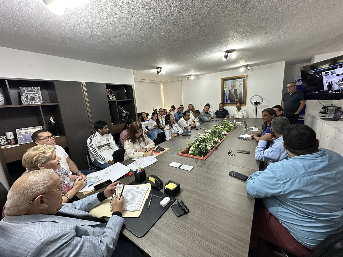 Compañeros y compañeras del MAELECAD, militantes de #AcciónDemocrática, guerreros del voto blanco:

Hoy no vengo a hacer un discurso bonito.
Vengo a dar líneas. A hablar claro. Porque cuando se habla de elecciones, se habla de poder, para alcanzarlo hay que organizarse y luchar