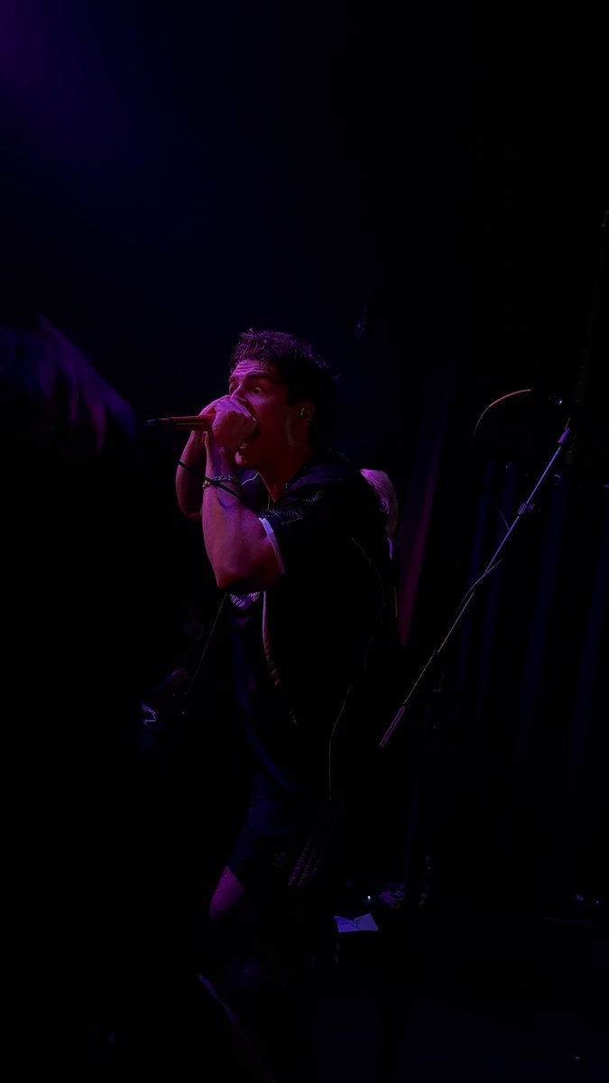 d3adasf_ck's tweet photo. Shoutout to Lochie for being photogenic af?? This may be the best picture I’ve ever taken at a show. https://t.co/CKJ6fWFBUw