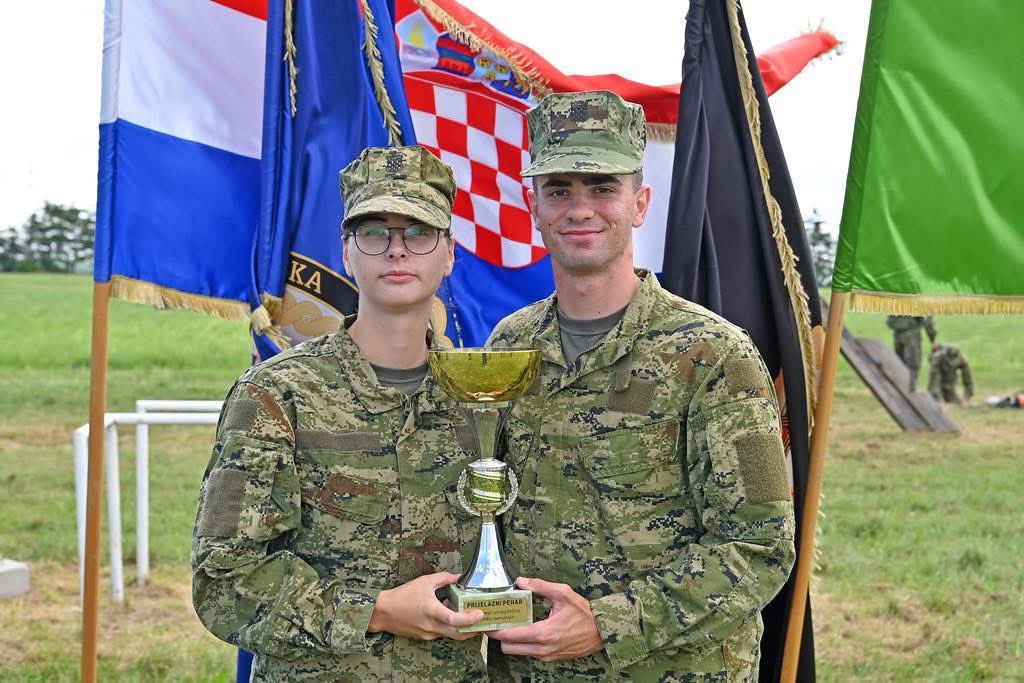 ivananusic12's tweet image. Završen je još jedan ciklus dragovoljnog vojnog osposobljavanja djevojaka i mladića koji su odlučili služiti svojoj domovini 🇭🇷 te steći nova znanja i vještine.
Čestitam svima na uspješnom završetku, a posebno Valentini Žigmundovac i Luki Ašenbreneru koji su pokazali iznimnu…