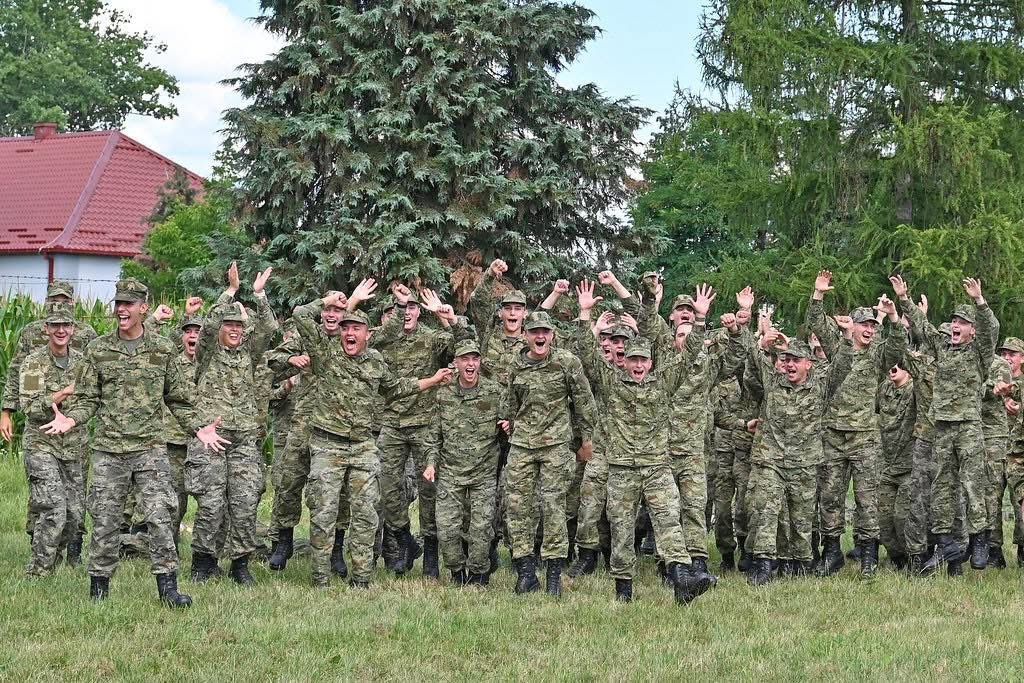 ivananusic12's tweet image. Završen je još jedan ciklus dragovoljnog vojnog osposobljavanja djevojaka i mladića koji su odlučili služiti svojoj domovini 🇭🇷 te steći nova znanja i vještine.
Čestitam svima na uspješnom završetku, a posebno Valentini Žigmundovac i Luki Ašenbreneru koji su pokazali iznimnu…