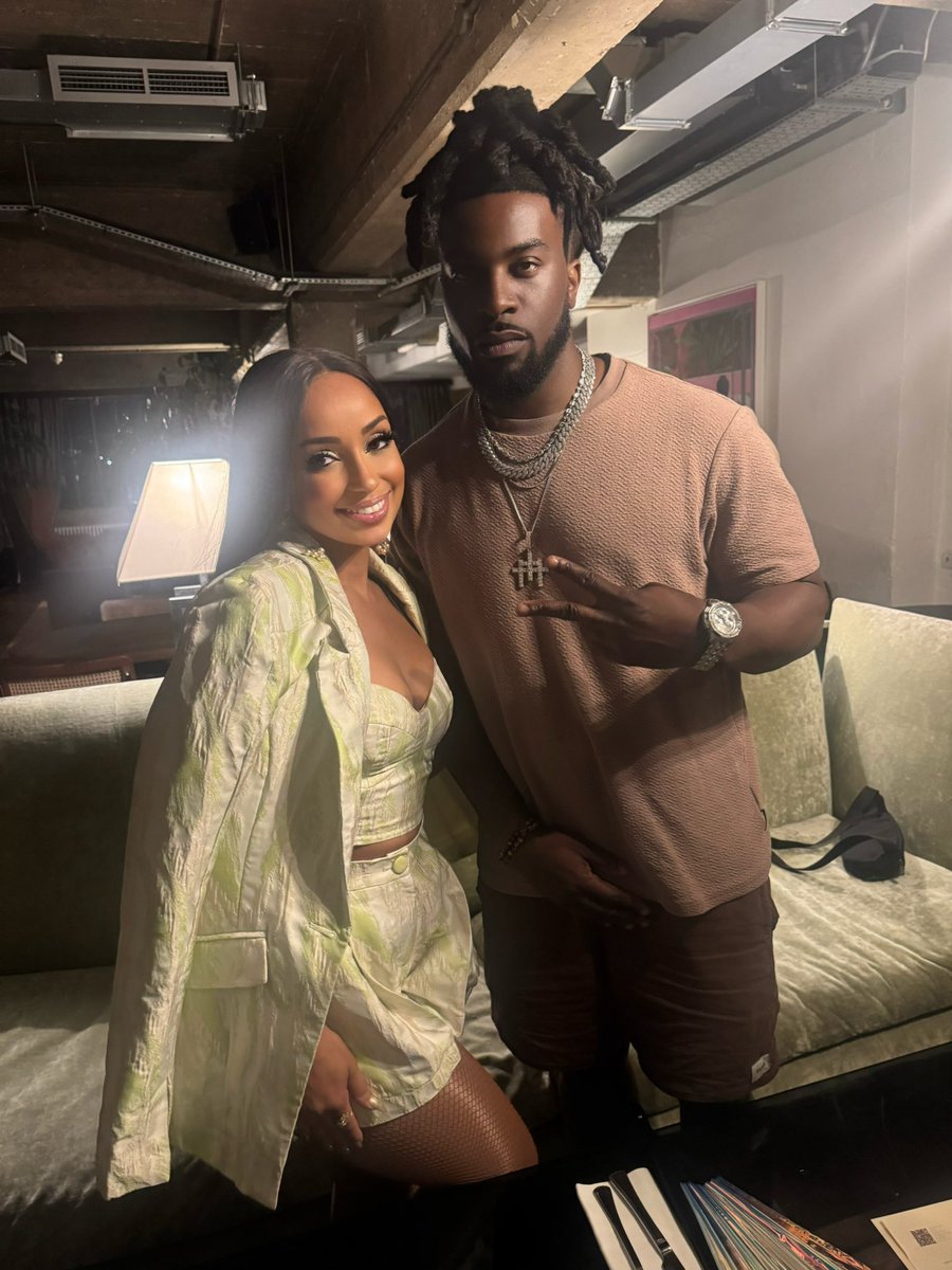 Met the beautiful Mya on my b day in London!!! ⚜️🫶🏾🤎🫶🏾⚜️