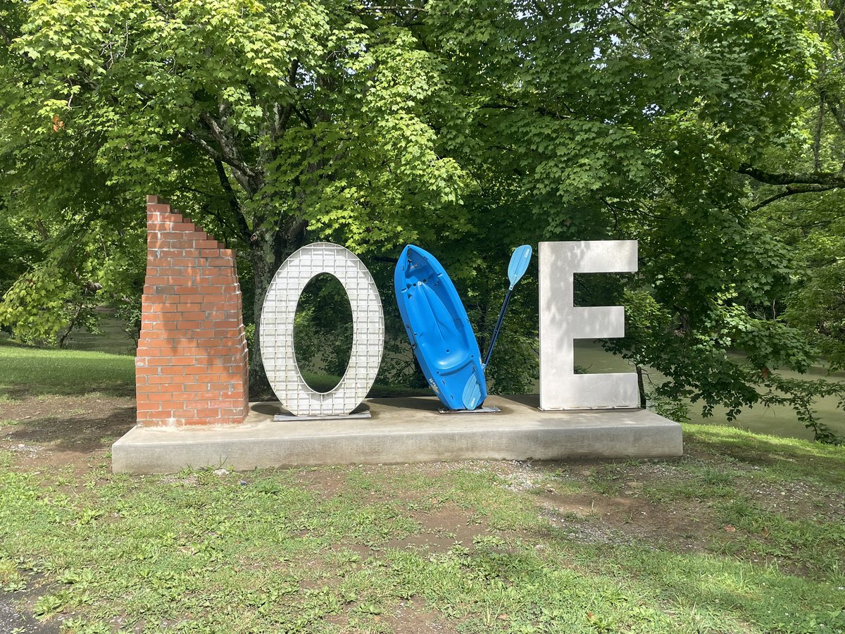 VARuralCenter's tweet image. As we head back home, with the #SWVA Appalachian Mountains in our rearview, our hearts are full!
A great time growing with this year’s cohort and reconnecting with #VRLI alumni from the past while in this magical part of the Commonwealth.
Next stop- Shenandoah Valley!