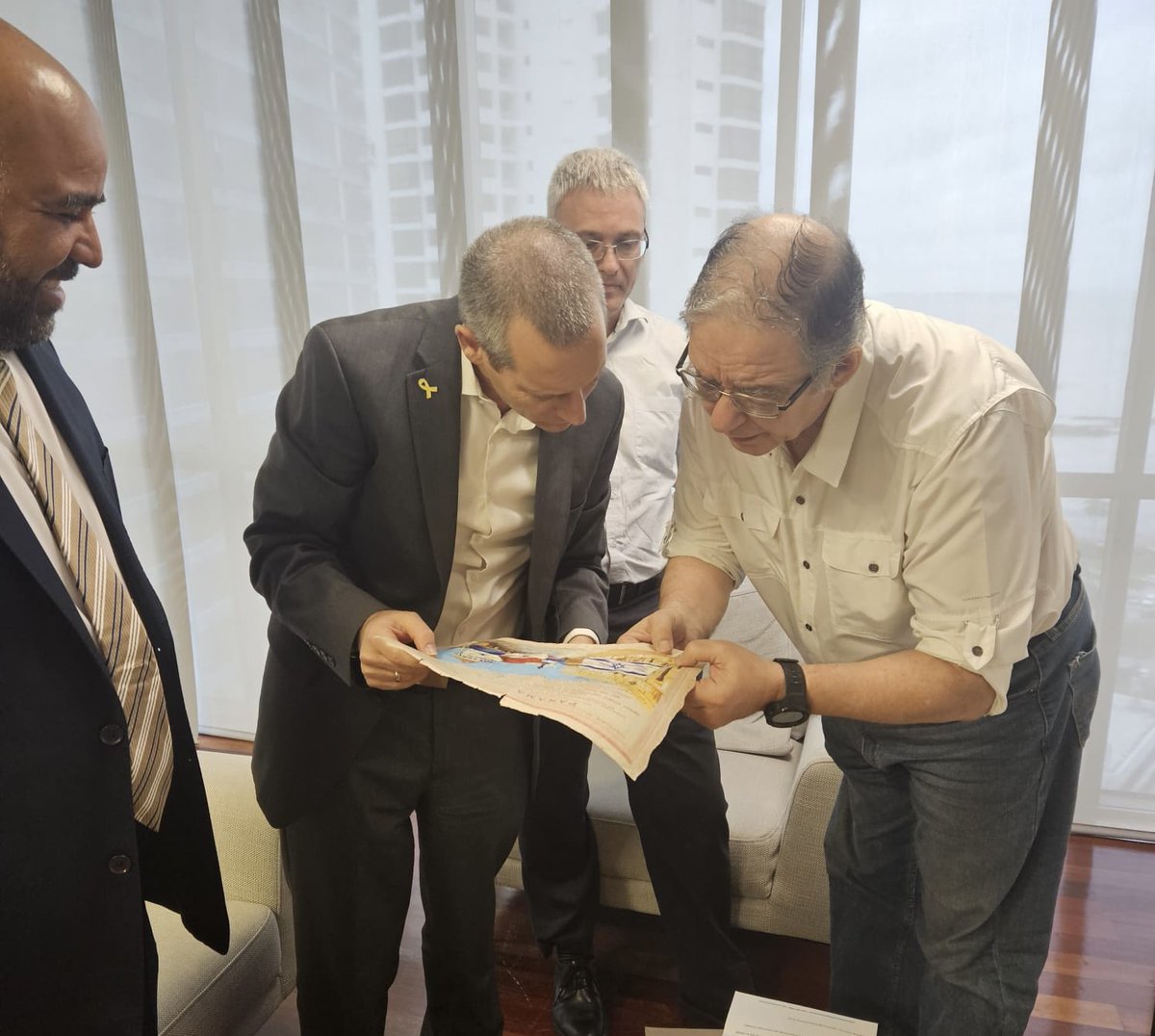 IsraelinPanama's tweet photo. El embajador @itaibardov recibió a los directores de la Cámara de Comercio Panamá-Israel @cciapi_pty_il en un cálido encuentro de despedida. 

Albert Leikin, Alberto Bolaña y @robertopinedap le agradecieron su destacada gestión y le entregaron un especial obsequio en reconocimiento a su labor en el fortalecimiento de las relaciones entre 🇮🇱 y 🇵🇦; así como por compartir su cariño con todo Panamá.
