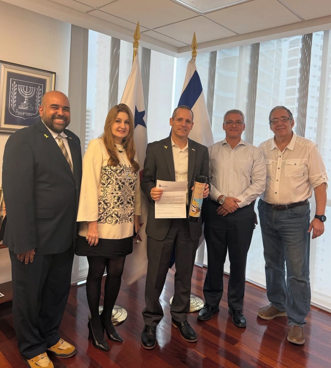 IsraelinPanama's tweet photo. El embajador @itaibardov recibió a los directores de la Cámara de Comercio Panamá-Israel @cciapi_pty_il en un cálido encuentro de despedida. 

Albert Leikin, Alberto Bolaña y @robertopinedap le agradecieron su destacada gestión y le entregaron un especial obsequio en reconocimiento a su labor en el fortalecimiento de las relaciones entre 🇮🇱 y 🇵🇦; así como por compartir su cariño con todo Panamá.