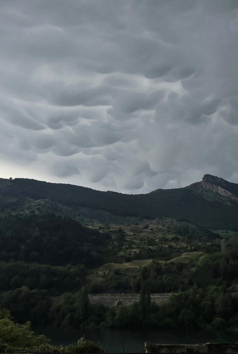 Impresionantes mammatus desde #Lanuza tras las tormentas que han dejado entre 20-40 l/m² en esta zona.

Mañana de nuevo será un día complicado por el Pirineo.
