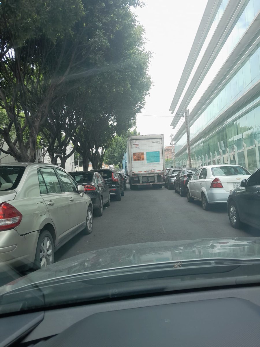 Buenas tardes <a href="/ClaraBrugadaM/">Clara Brugada Molina</a> <a href="/seguridad/">seguridad</a> <a href="/SSC_CDMX/">SSC CDMX</a> <a href="/UCS_GCDMX/">Unidad de Contacto del Secretario SSC CDMX</a> <a href="/Alcaldia_Coy/">Alcaldía de Coyoacán</a> <a href="/giogutierrezag/">Giovani Gutiérrez</a> <a href="/PabloVazC/">Pablo Vázquez Camacho</a> #TransitoGT 
HACE 1 HORA EN LA CALLE DE PRADERAS (ENTRE LA BARRANCA E INSURGENTES)...
¿QUÉ PUEDEN HACER?