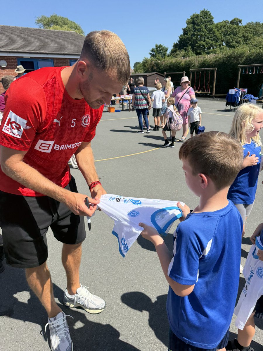 Big thank you to <a href="/Mickeyd_09/">Mickey Demetriou</a> for signing my boys shirts today, absolutely made their day! #crewealex