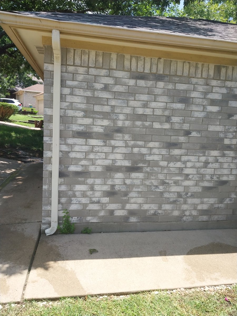 GuyNAustin's tweet photo. Introducing #SunStroll, a new (but soon to be recurring) feature of this feed meant to celebrate #DailyOutdoorExerciseAtSolarNoon.
The point of the photo below is the steep shadow of the roofline on the sidewalk--indicating that the sun is almost directly overhead. https://t.co/cLc9eaSWOH