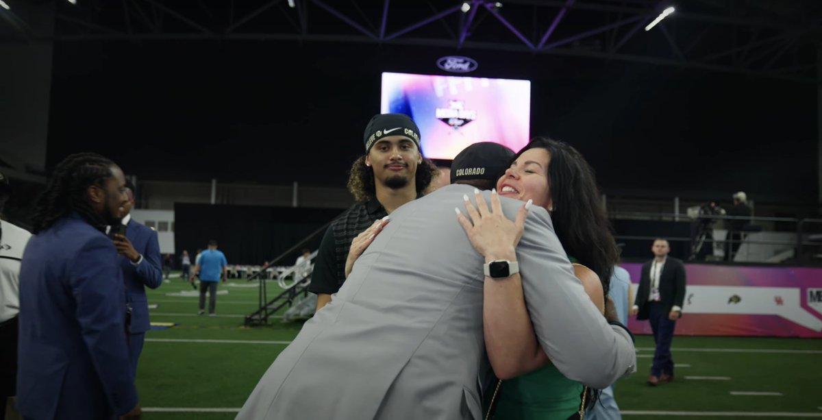 GoodGameBro's tweet image. BREAKING: College Football 27 will have players de-commit if you hug their moms or aunts too long via a mini-game.
