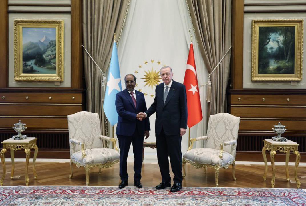 HornOfAfrica_X's tweet photo. The President of #Somalia, Hassan Sheikh Mohamud, was warmly received today by President Recep Tayyip Erdoğan at the Presidential Complex in #Türkiye. The two leaders held discussions to further strengthen the historic ties and strategic partnership between the two nations🇸🇴🤝🇹🇷 https://t.co/Tjcivn2UA2