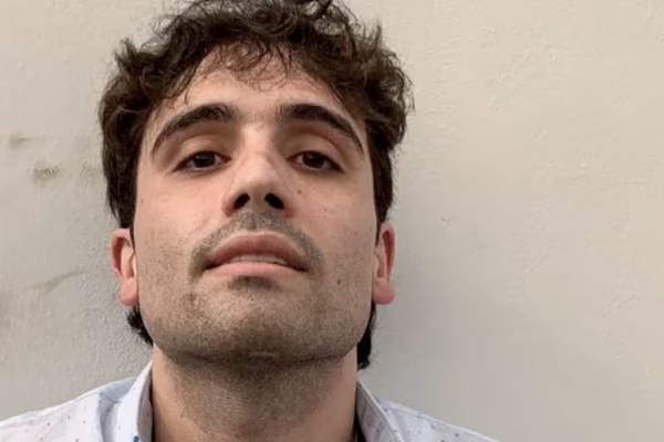 Flash_24_7's tweet photo. #ULTIMAHORA Ovidio Guzmán, hijo de #ElChapo, se declaró culpable de narcotráfico ante un tribunal de #Chicago. Aceptó cuatro cargos y podría evitar la cadena perpetua si coopera con la justicia. La sentencia se dictará en seis meses. #OvidioGuzmán #Narcotráfico #México #EEUU https://t.co/jjpjHJ8Tow