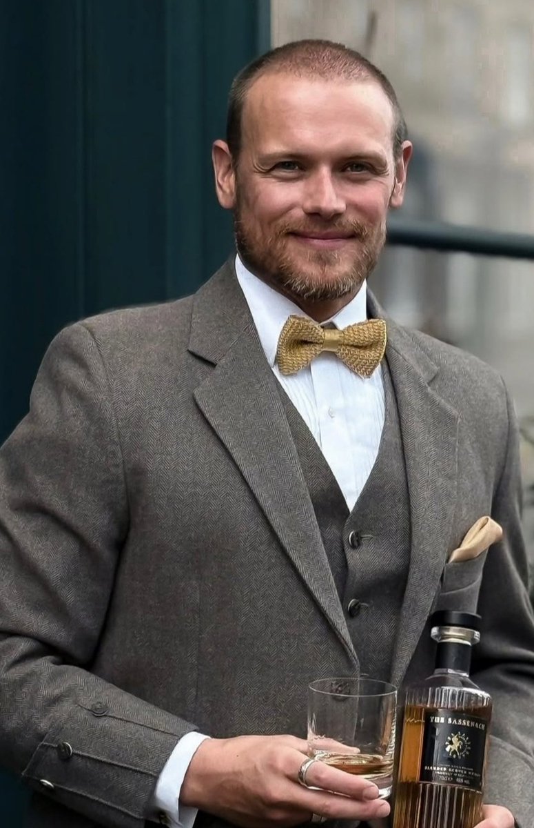 #samheughan repost de <a href="/StewartChristie/">Christie Stewart</a> 🖤🖤🖤🖤