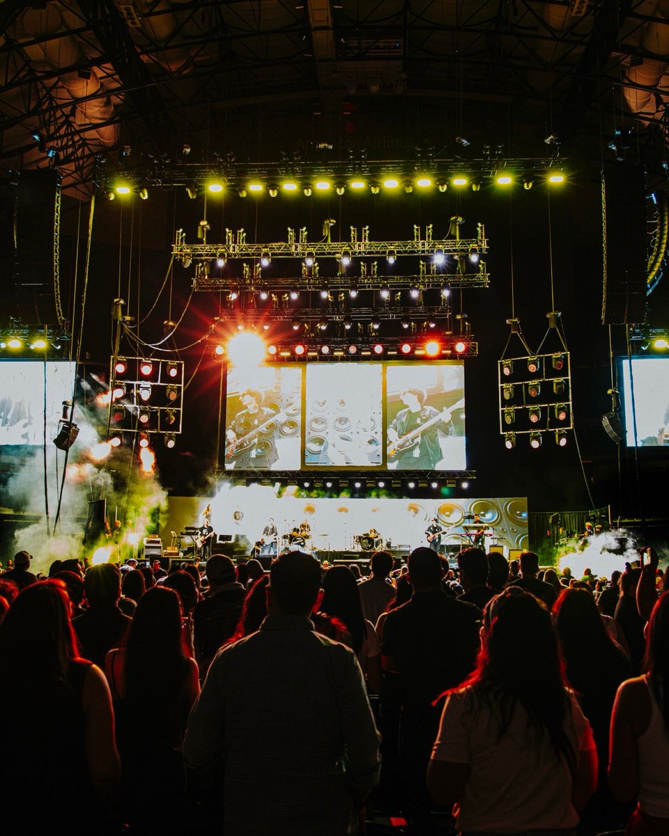 AACenter's tweet image. DOS LEYENDAS! Last night with Hombres G 🤝 Enanitos Verdes for the Huevos Revueltos Tour at AAC🤘🎸
📸: Maxwell Thomason