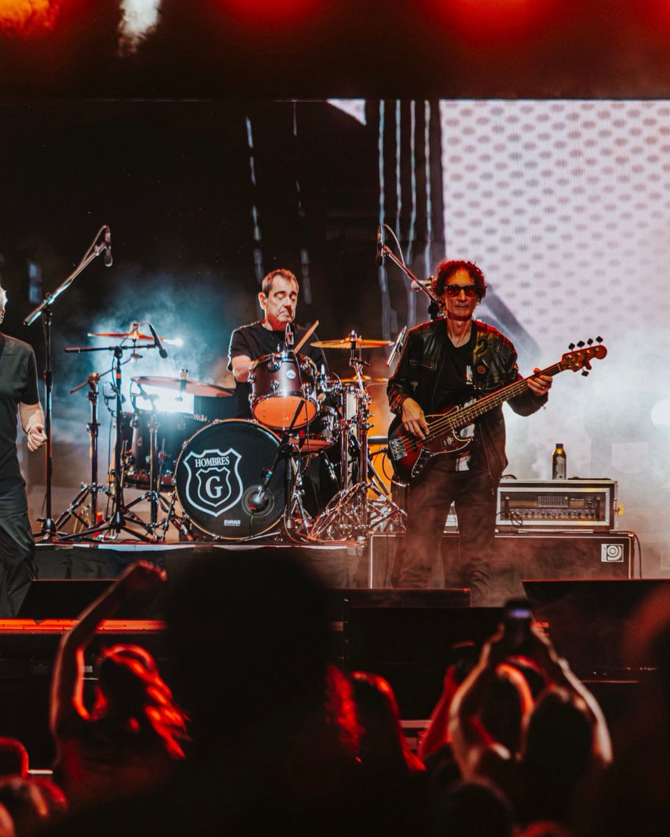 AACenter's tweet image. DOS LEYENDAS! Last night with Hombres G 🤝 Enanitos Verdes for the Huevos Revueltos Tour at AAC🤘🎸
📸: Maxwell Thomason