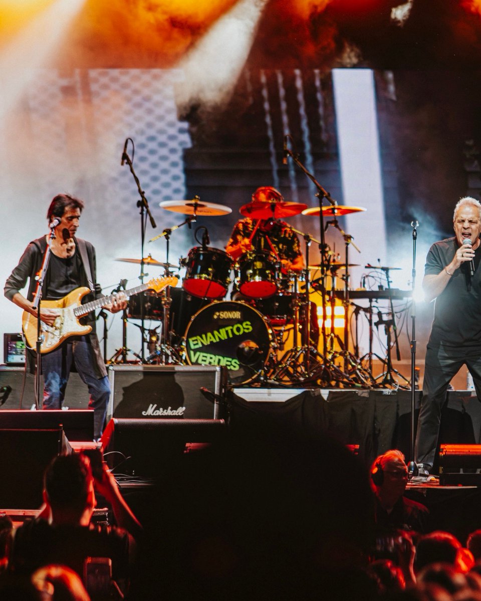 AACenter's tweet image. DOS LEYENDAS! Last night with Hombres G 🤝 Enanitos Verdes for the Huevos Revueltos Tour at AAC🤘🎸
📸: Maxwell Thomason