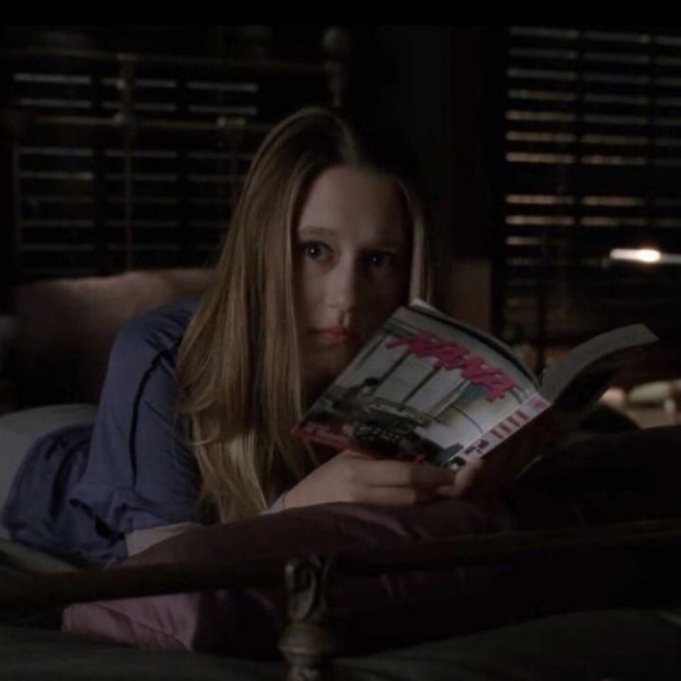 YazawaDevotee's tweet image. Violet Harmon reading NANA in American Horror Story (2011)