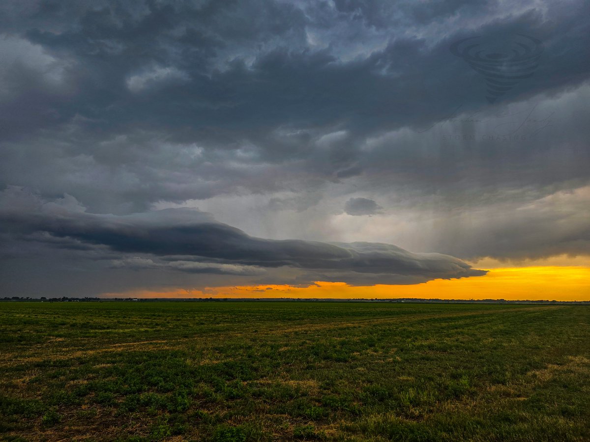 Here are a couple of photos from yesterday's storm around 7 pm as it was approaching Sterling, CO.

#COwx #Colorado <a href="/BianchiWeather/">Chris Bianchi</a>